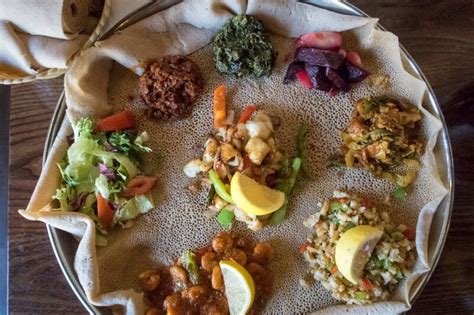  Injera: A Journey through Ethiopian Culinary Tradition - A Tapestry Woven with Flavors and Cultural Heritage